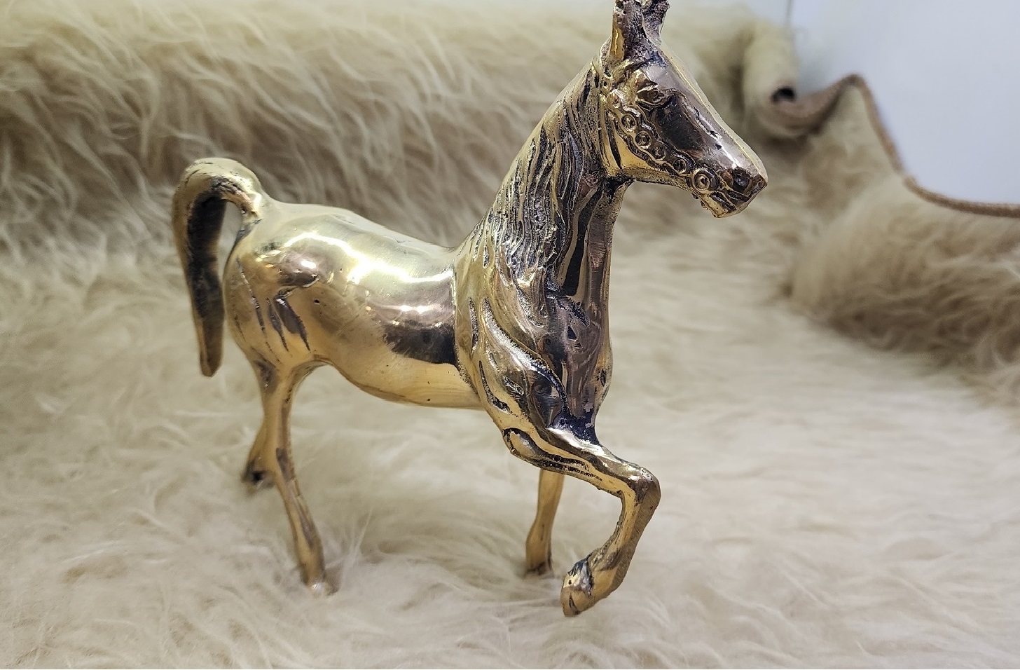 مجسمه اسب جوان